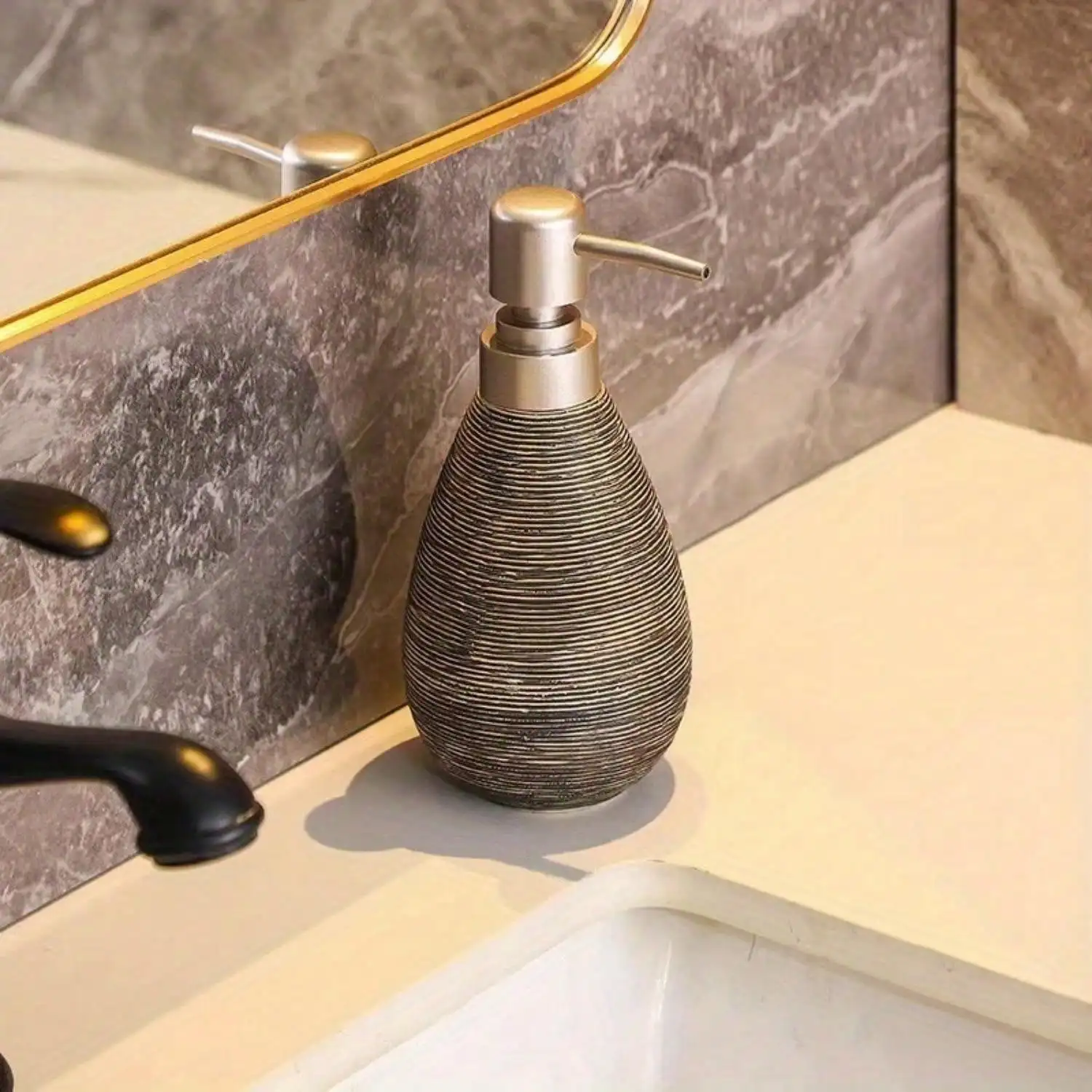 distributeur salle de bain pierre