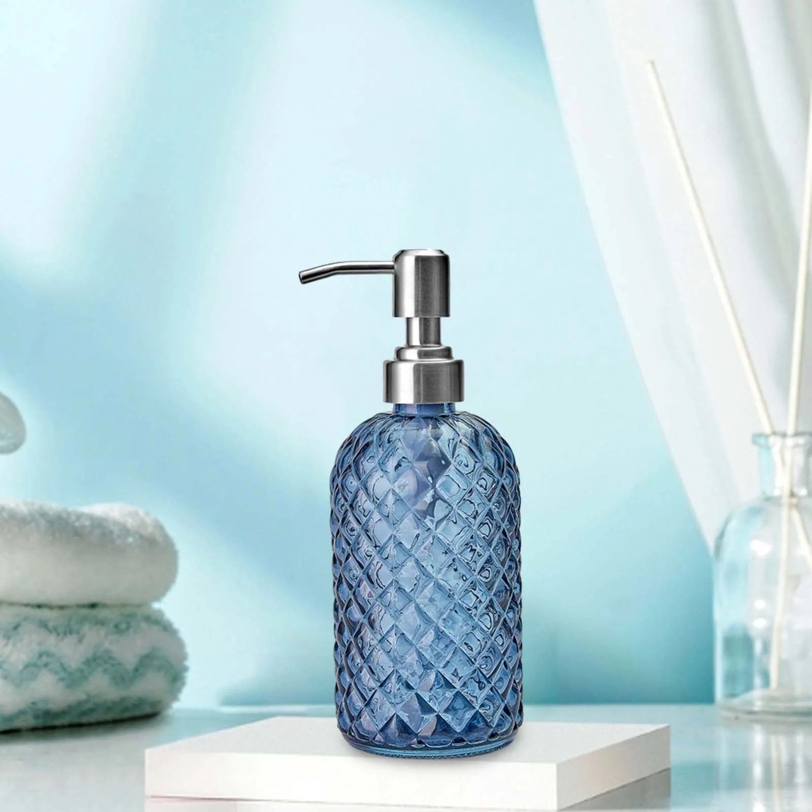 distributeur de savon bleue liquide en verre avec motif